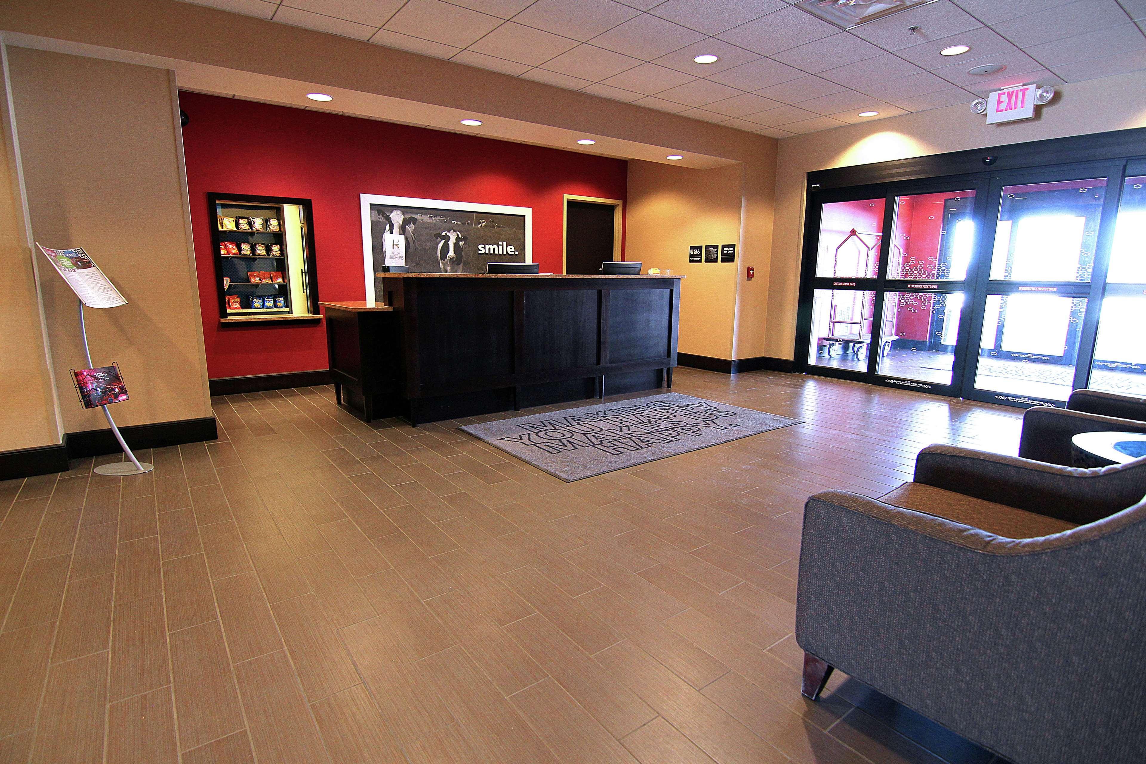 Hampton Inn&Suites Grand Forks Exterior foto